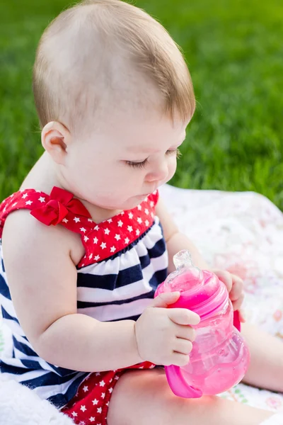 可爱的小宝贝女孩与她的瓶子 — 图库照片