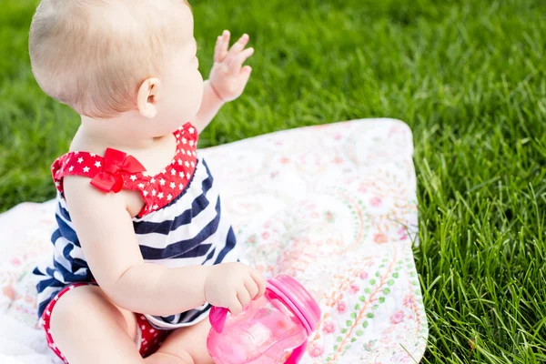 Linda niña con su biberón — Foto de Stock