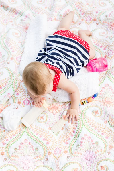 Linda niña con su biberón — Foto de Stock