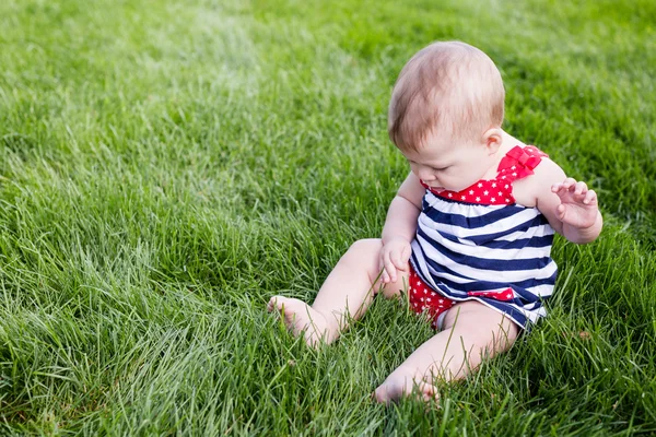 Cute baby girl in park — Stock Photo, Image