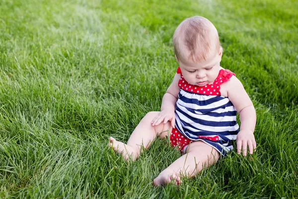 Cute baby girl in park — Stock Photo, Image