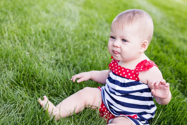 Bonito bebê menina no parque — Fotografia de Stock