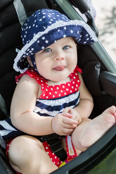 Meisje van de baby in haar wandelwagen. — Stockfoto