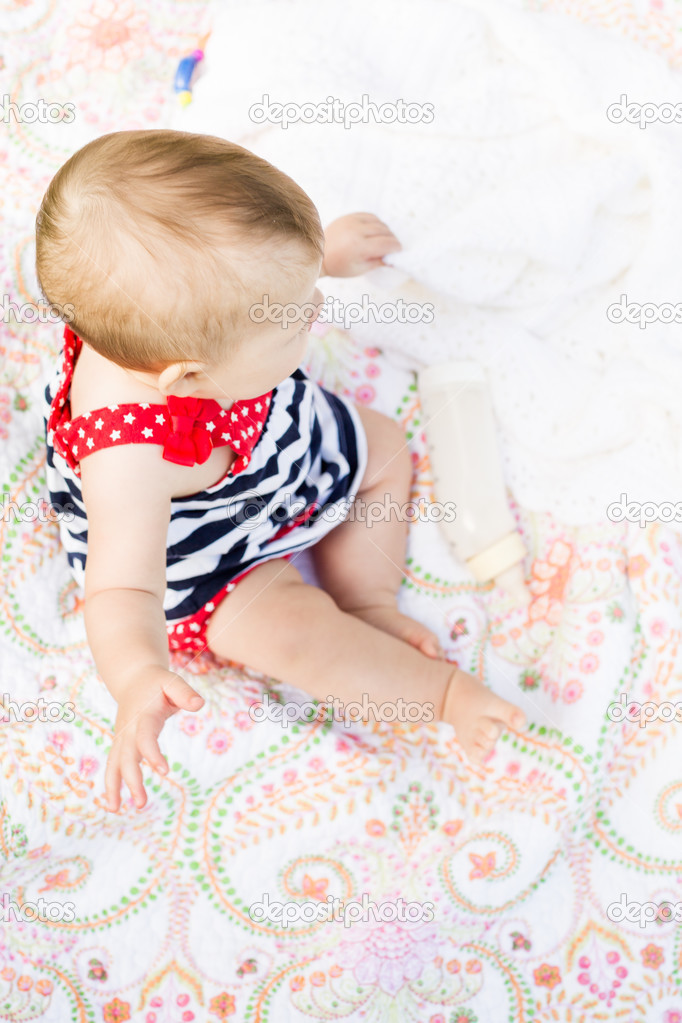 Mignon Bebe Fille Avec Son Biberon Image Libre De Droit Par Urban Light C