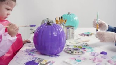 Deniz kızı temalı el yapımı balkabağı Cadılar Bayramı için deniz kızı kuyruğu ve deniz kabuğu..