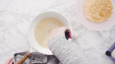 Orta sıcaklıkta küçük bir tavada krep yapmak..