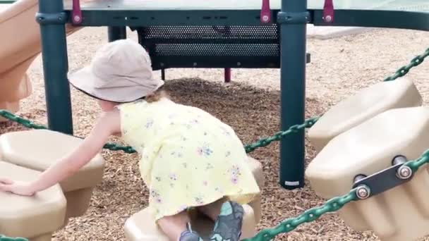 炎热的夏天 小女孩在孩子们的操场上玩耍 — 图库视频影像