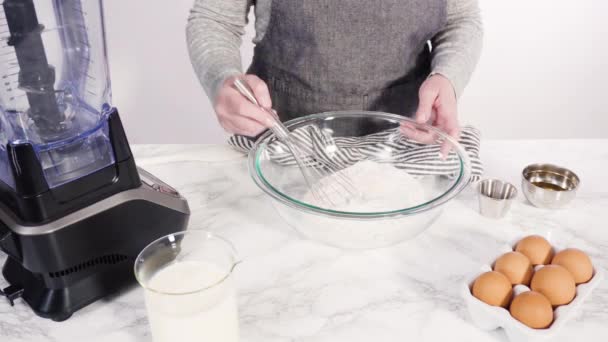 크레이프 반죽을 만들기 믹서에 재료를 혼합하는 — 비디오