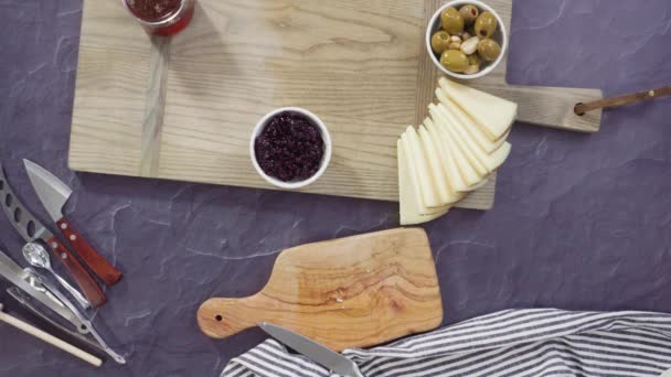 Gourmet Käse Cracker Und Obst Auf Einem Holzschneidebrett Als Vorspeise — Stockvideo