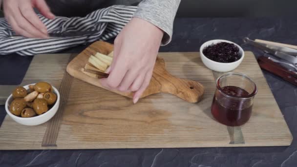 Queso Gourmet Galletas Fruta Una Tabla Cortar Madera Servido Como — Vídeos de Stock