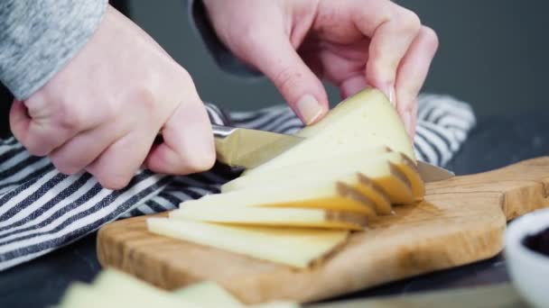 木製のまな板にチーズ クラッカー 果物を盛り付け 前菜チーズボードを作成します — ストック動画