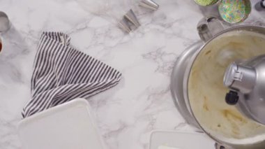 Mutfakta Funfettti Bundt keki yapmak, malzemeleri karıştırmak...