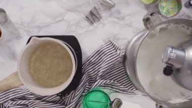 Mutfakta Funfettti Bundt keki yapmak, malzemeleri karıştırmak...