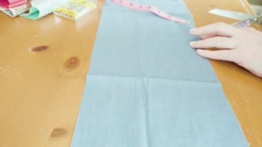 Koronavirüs salgını için dikiş makinesiyle pamuk yüz maskesi dikiyorum..