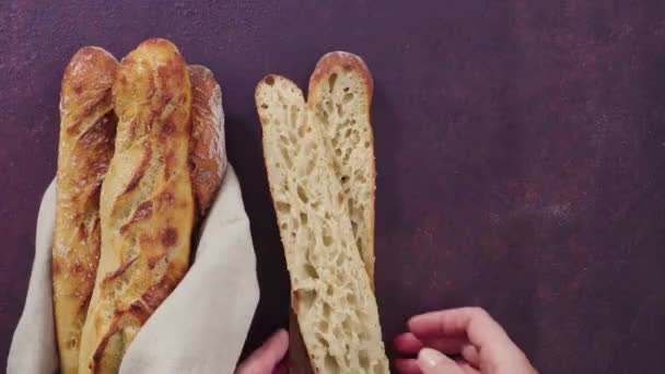 Čerstvě Pečený Malý Francouzský Bagetový Chléb — Stock video