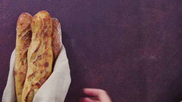 Свежеиспеченный Французский Хлеб Багета — стоковое видео