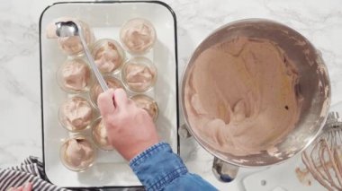 Adım adım. Ev yapımı çikolatalı dondurmayı cam kavanozlara koymak..