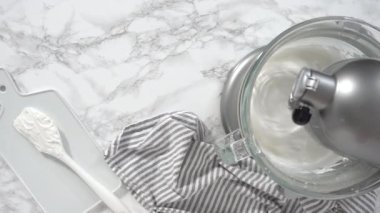 Adım adım. Düz yatıyordu. Tek boynuzlu at kurabiyeleri pişirmek için mutfak mikserinde krema yapıyorum..