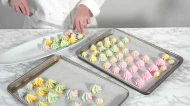 Zaman aşımı. Adım adım. Taze pişmiş tek boynuzlu at meringue kurabiyeleri ve bir parşömen kâğıdı..