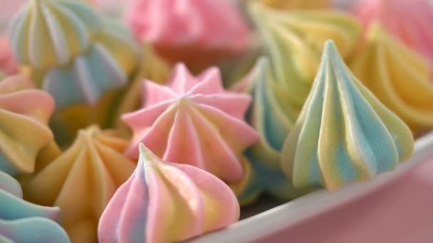 Biscuits Meringue Licorne Multicolore Sur Une Assiette Service Blanche — Video