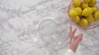 Adım adım. Limonlu yaban mersinli kek hazırlamak için malzemeler karıştırılıyor..