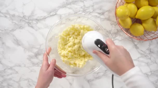 Paso Paso Mezclar Ingredientes Para Preparar Pastel Limonada Arándanos — Vídeo de stock