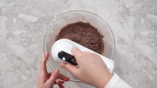 Herstellung Von Schokolade Cupcakes Mit Blauem Buttercreme Zuckerguss Und Regenbogen — Stockvideo