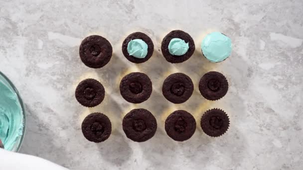 Choklad Muffins Dekorerade Med Blå Smörkräm Glasyr Och Regnbåge För — Stockvideo
