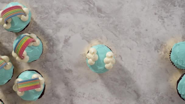 Choklad Muffins Dekorerade Med Blå Smörkräm Glasyr Och Regnbåge För — Stockvideo
