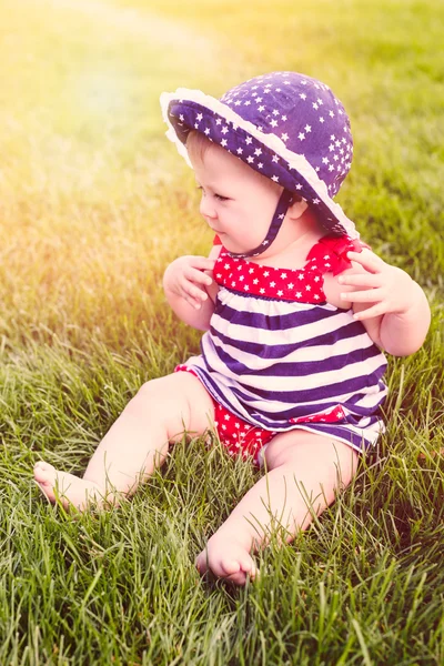 Schattige babymeisje in park — Stockfoto