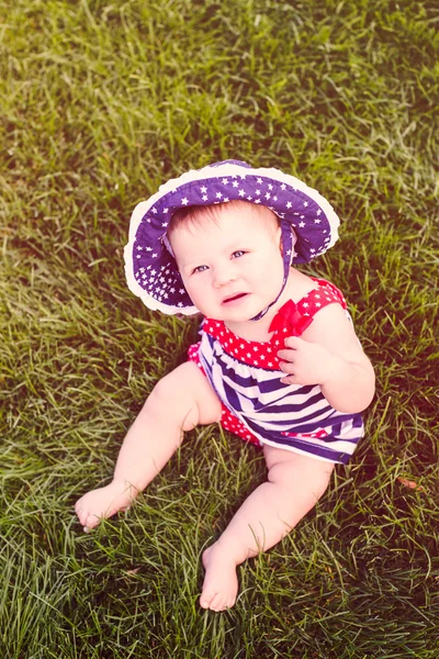 Schattige babymeisje in park — Stockfoto