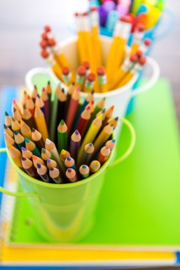 okul malzemeleri - kalemler ve işaretleyiciler