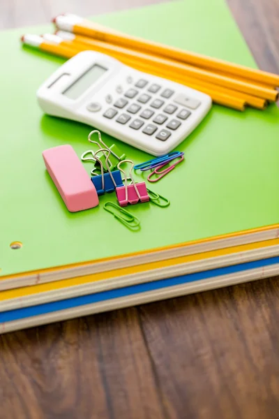 Schoolbenodigdheden, potloden, Opmerking boek, rekenmachine — Stockfoto