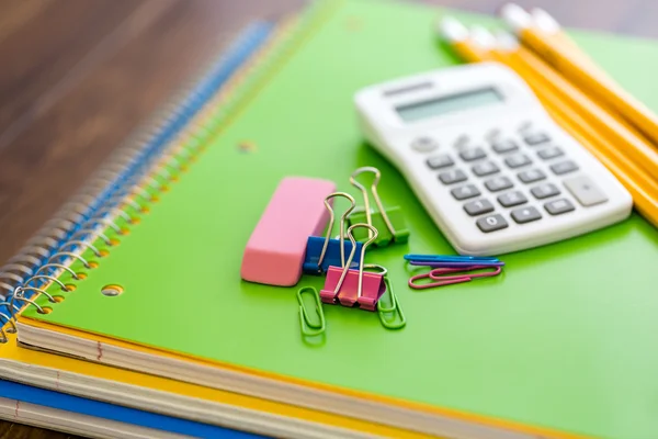 Schoolbenodigdheden, potloden, Opmerking boek, rekenmachine — Stockfoto