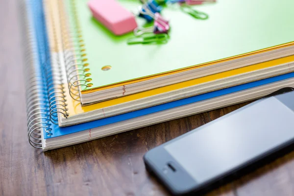 Skolmaterial, notera bokar, pennor, miniräknare — Stockfoto