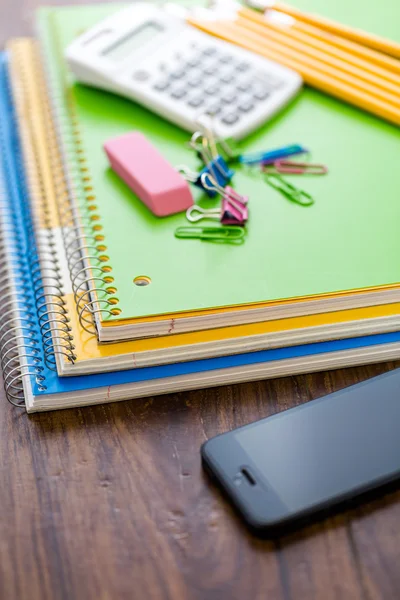 Material escolar, lápices, cuaderno de notas, calculadora — Foto de Stock