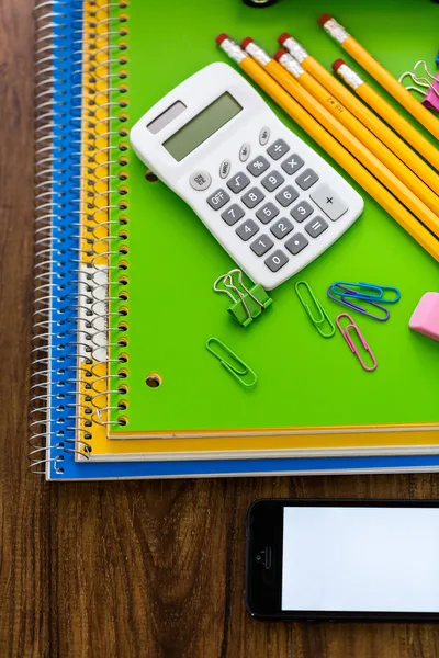 Persediaan sekolah, pensil, mainan bus sekolah, buku catatan, kalkulator — Stok Foto