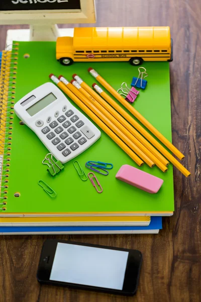 Fournitures scolaires, crayons, bus scolaire jouet, carnet de notes, calculatrice — Photo