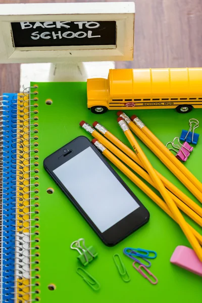 Material escolar, lápis, caderno de notas, telemóvel — Fotografia de Stock