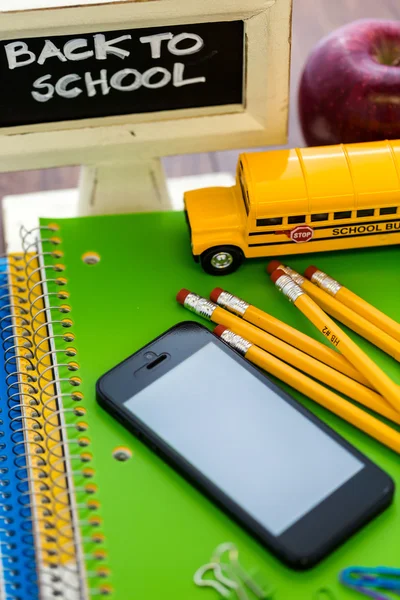 Okul malzemeleri, kalem, not defteri, cep telefonu — Stok fotoğraf