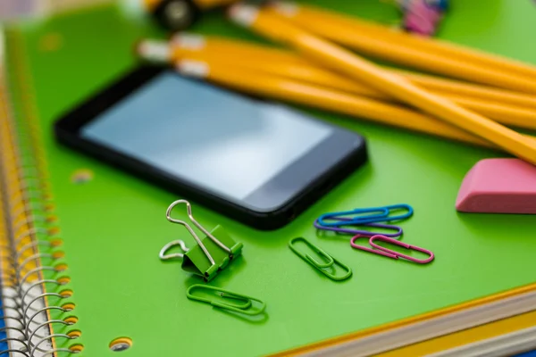 School supplies, potloden, Opmerking boek, mobiele telefoon — Stockfoto