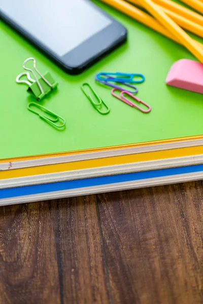 Fournitures scolaires, crayons, carnet de notes, téléphone portable — Photo