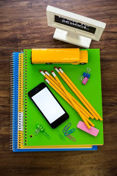 Material escolar, lápis, caderno de notas, telemóvel — Fotografia de Stock