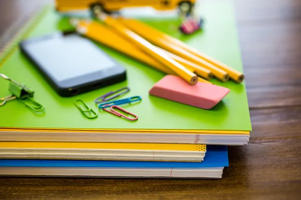 School supplies, potloden, Opmerking boek, mobiele telefoon — Stockfoto