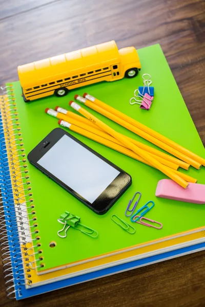 Fournitures scolaires, crayons, carnet de notes, téléphone portable — Photo