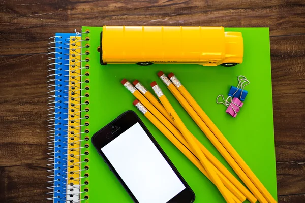 Skolan leveranser, pennor, notera bokar, mobiltelefon — Stockfoto