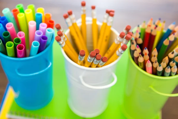 Skoleartikler - blyanter og markører - Stock-foto