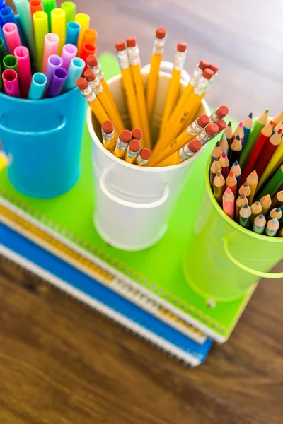 Okul malzemeleri - kalemler ve işaretleyiciler — Stok fotoğraf