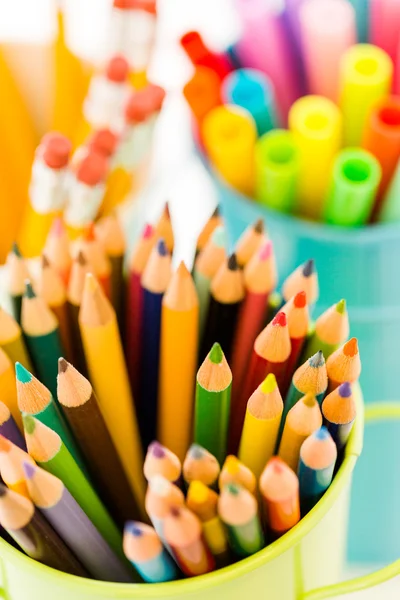 Schulbedarf - Bleistifte und Filzstifte — Stockfoto