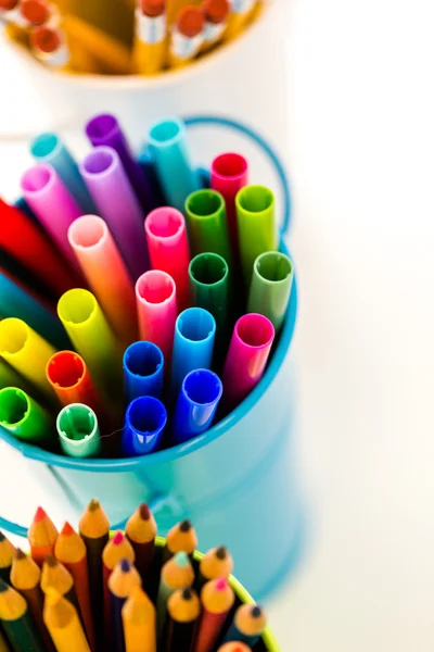 Schulbedarf - Bleistifte und Filzstifte — Stockfoto